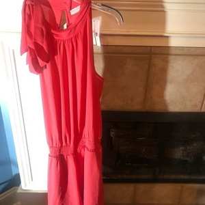 Coral‎ colored romper ties on the right side of the neck large key hole back